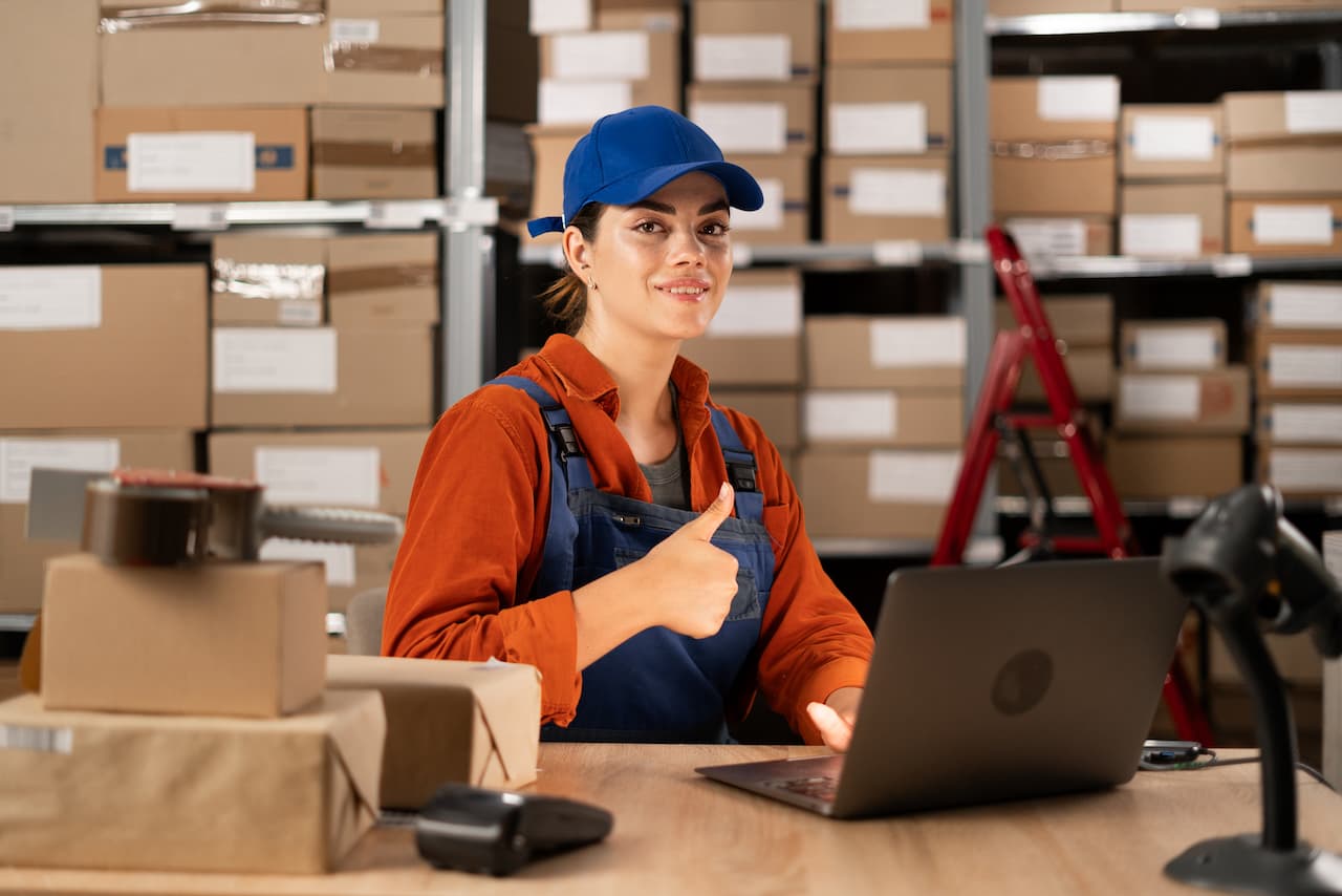 Mujer empacando productos con cintas personalizadas