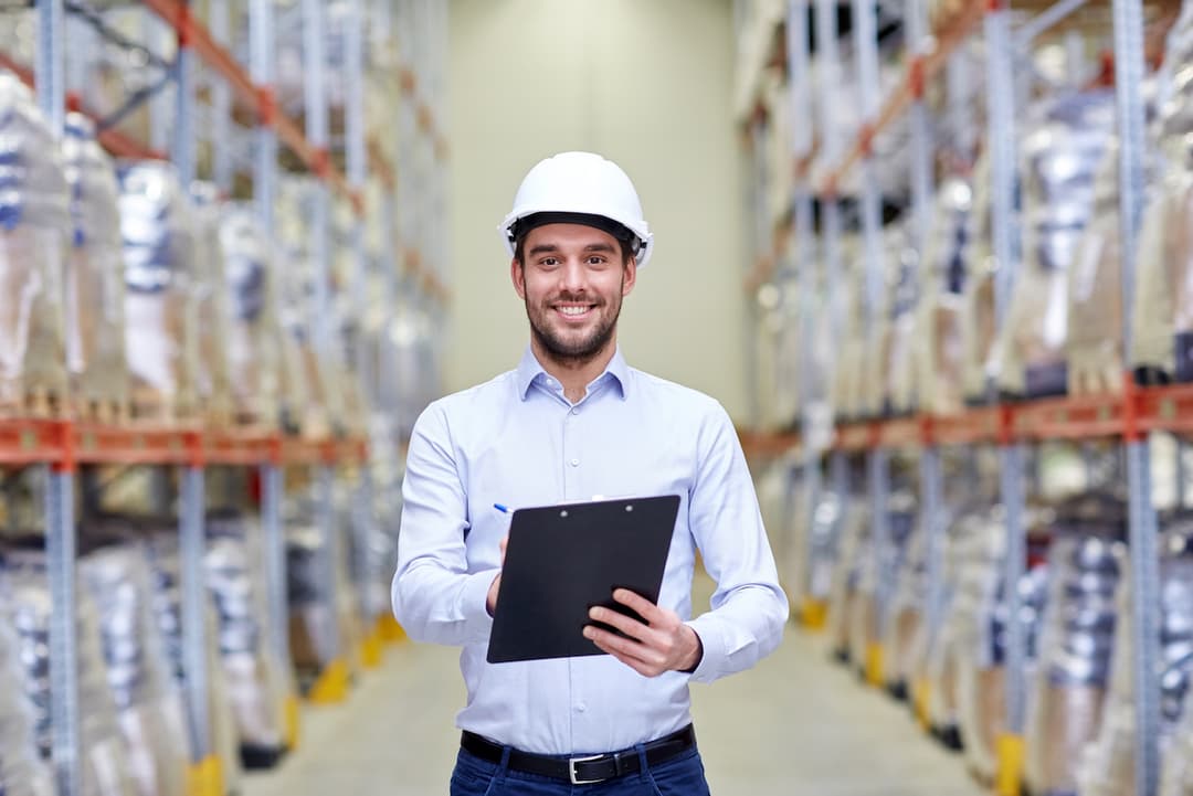 Hombre supervisando embalaje de productos con cintas acrilicas